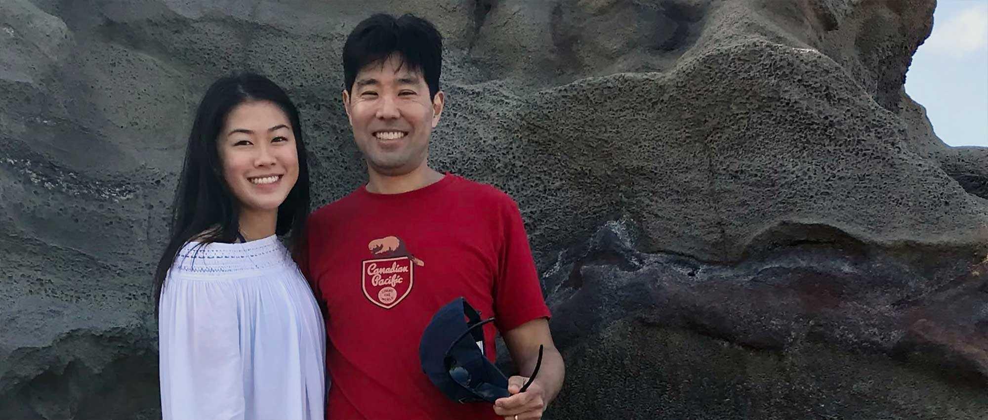 Une femme et son père devant une falaise